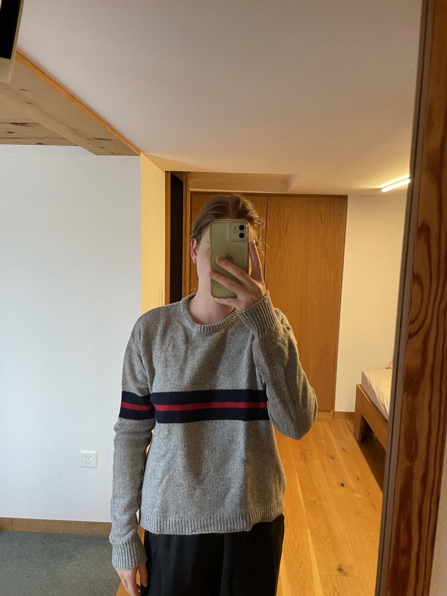 Brandy Melville Pullover & Sweatshirts: Damen Pullover grau, blau und rot gestreift – Gebraucht aus Lenggenwil von mai_2m5q 1