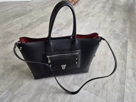 Schwarze Ledertasche mit Nieten neuwertig