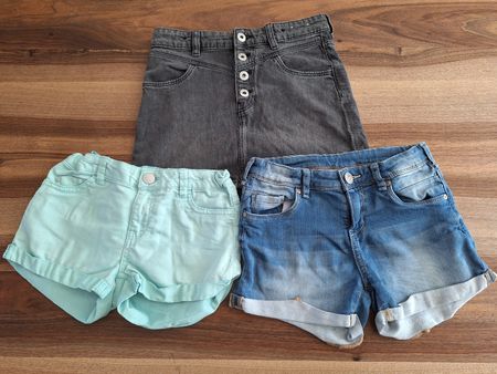 Kleiderpaket 04 (2 Shorts / 1 Röckli)