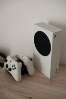 Microsoft Xbox Series S Konsole mit zwei Controllern