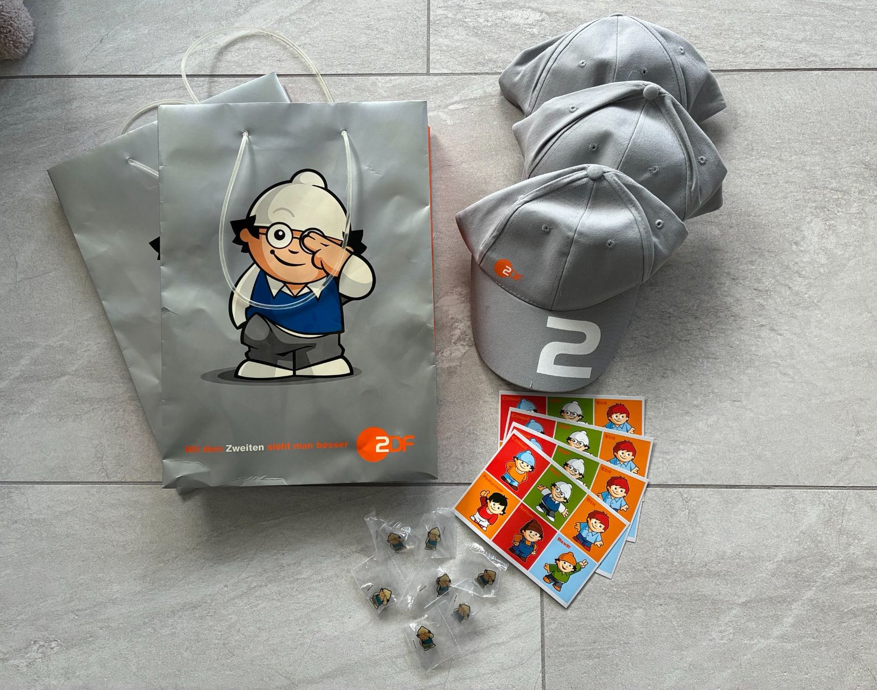 Placchette & Badge: ZDF Kappen & Mainzelmännchen Pins 'der schlaue Det' – Nuovo e nell'imballaggio originale da Siebnen venduto da rapunzel17