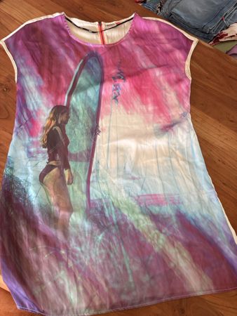 Sommerkleid mit Surfer-Print und pinkem Zipper