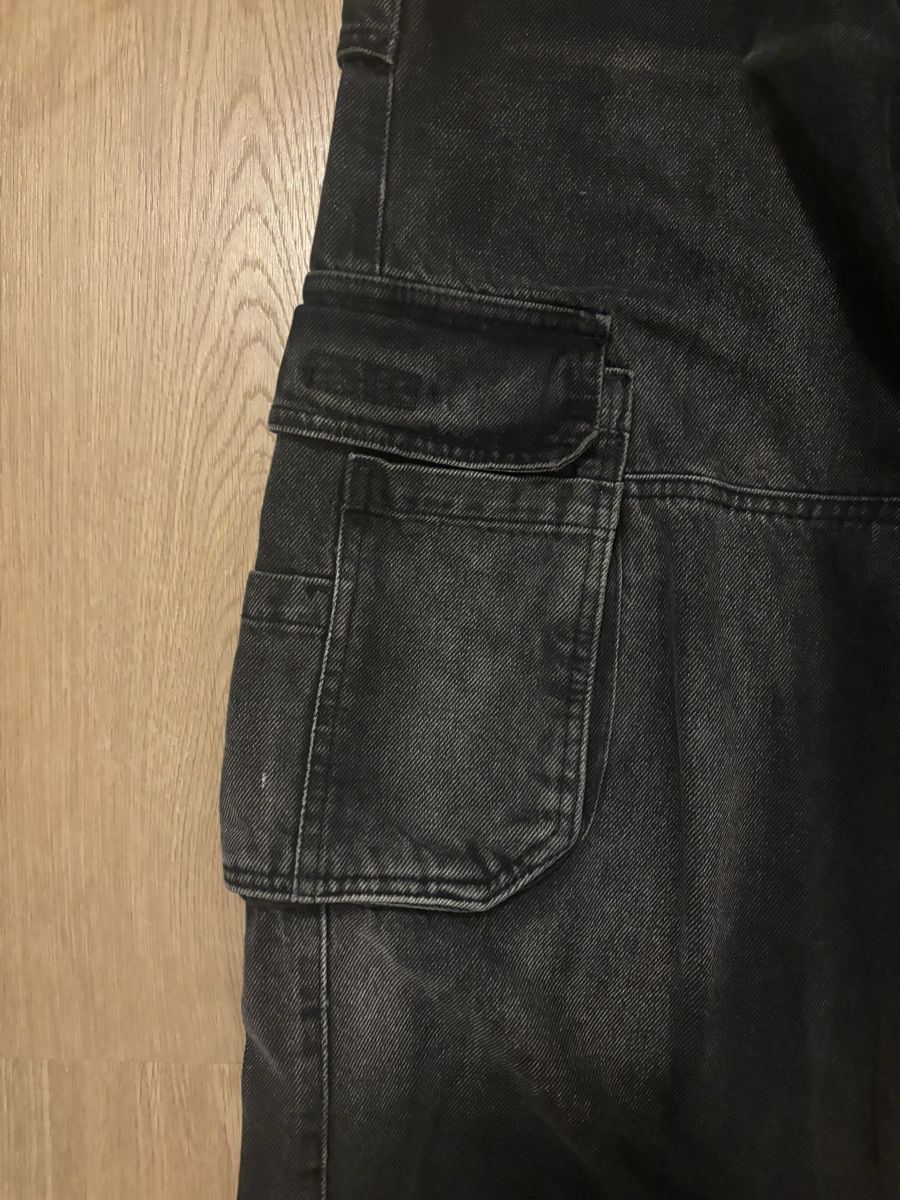 Bershka Jeans: Jeans Cargo Bershka Schwarz  – Usato da Zürich venduto da sop_tq8x 2