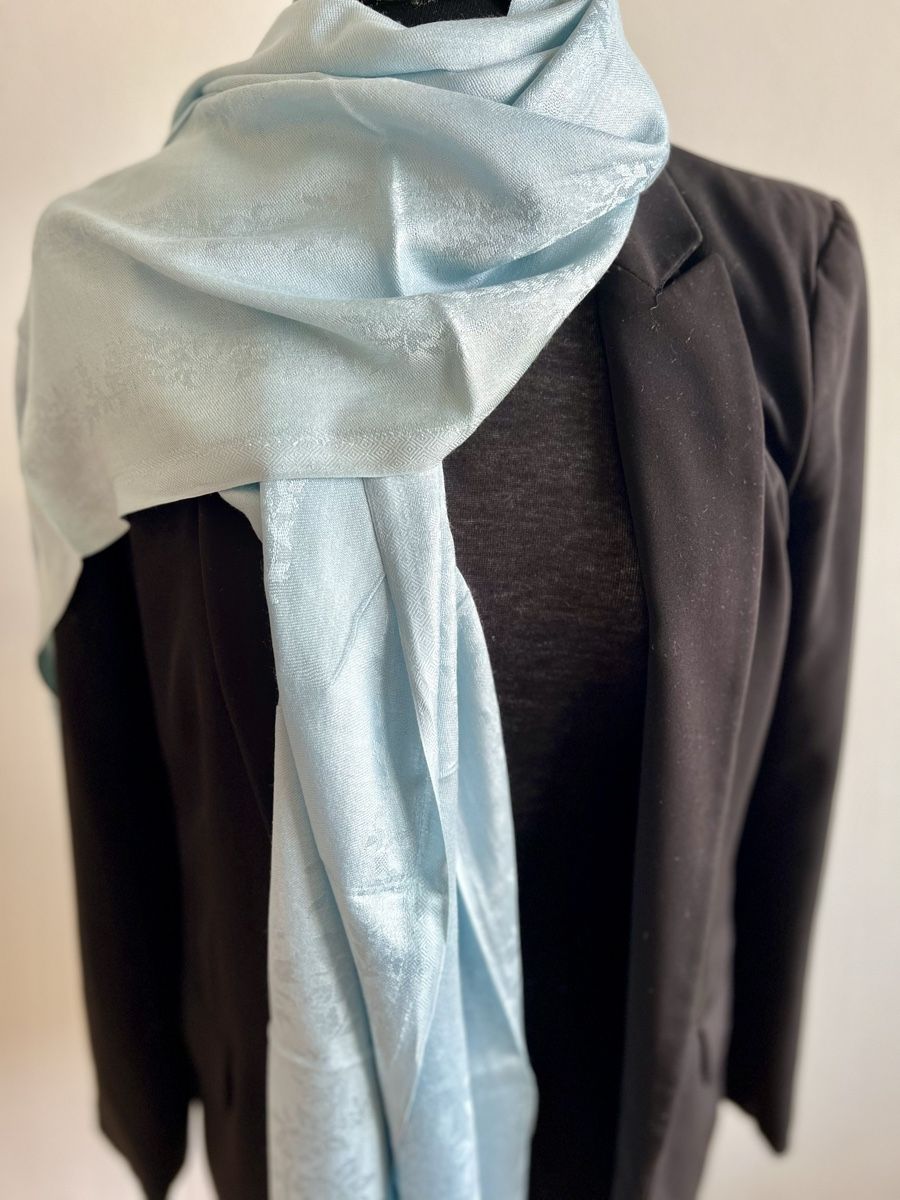 Foulards, Tücher & Schals: Echarpe 100% soie bleu clair, élégante et douce. – Neu und originalverpackt aus Coffrane von Luxary_16 2