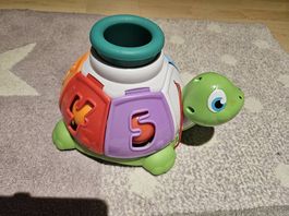 Süsse Lernschildkröte mit Bällen und Zahlen