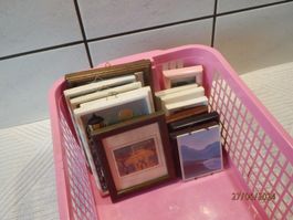 Lot mit 14 kleine Bildli aus Gips, Holz, Kunststoff, Glas