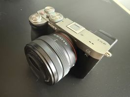 Sony Alpha 7C II Kit mit FE 28–60 mm F4–5.6 in Silber + Peak