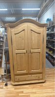 Grosser, massiver Arvenschrank, ideal für jedes Schlafzimmer
