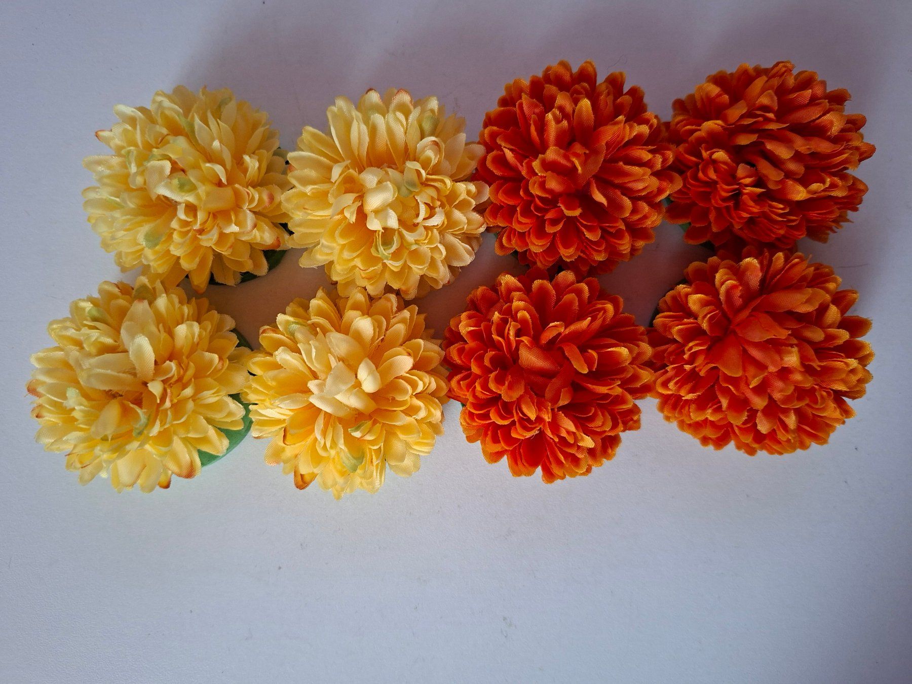 Tutte le decorazioni: 8 Kunstblumen Chrysanthemen hellgelb & orange – Usato da Weiningen ZH venduto da Annakatharina