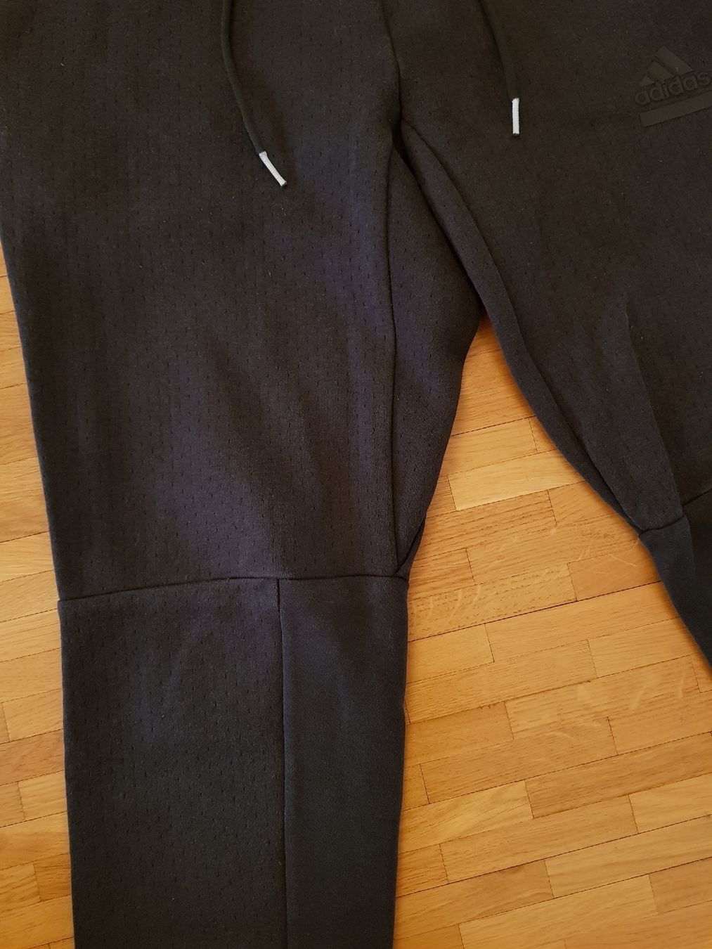 Adidas Pantaloni: Pantalon de jogging Adidas noir, taille M – Usato da Veyrier venduto da sosozizou 2