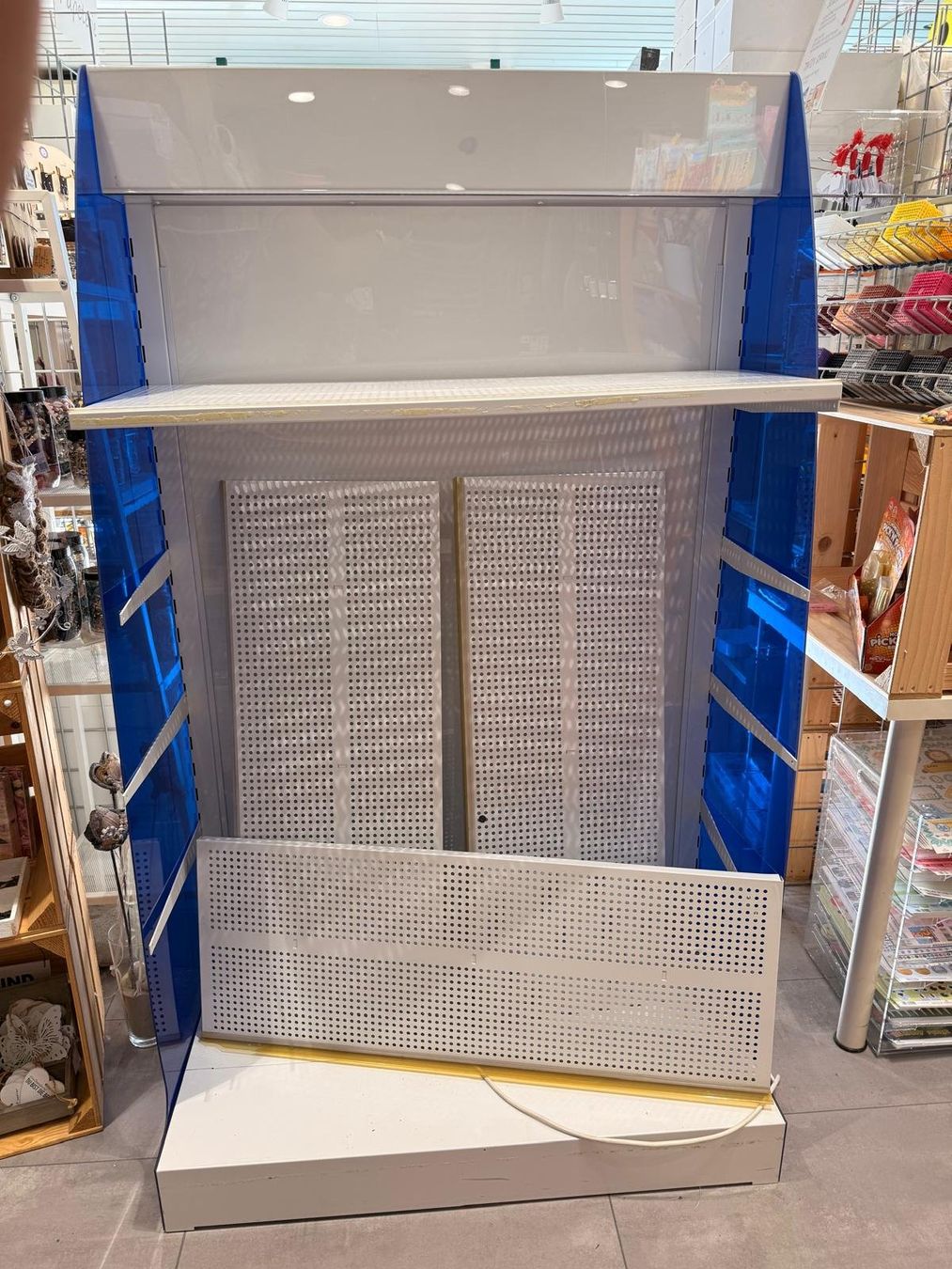 Equipement de magasin & Foires: Robuste Verkaufstheke mit Licht – D'occasion à Birmensdorf ZH par Schnick_Schnack