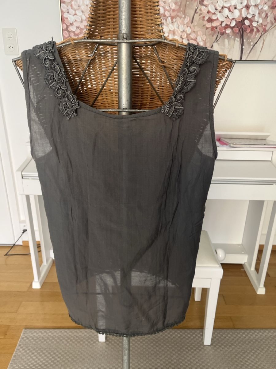 Camicette: Bluse mit Stickerei grau, L/XL – Usato da Solothurn venduto da Bobesch08 5