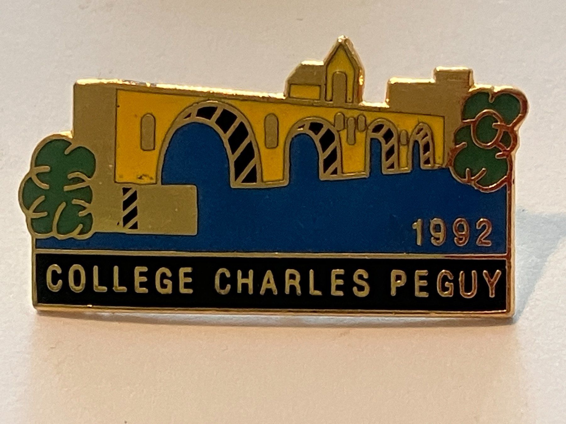 Placchette & Badge: 1 Pin College Charles Peguy 1992 – Usato da Basel venduto da djwwpp