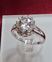 Eleganter Ring mit weissem Zirkonia, 925 versilbert, Gr. 8