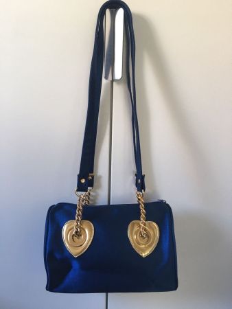 Neue blaue Handtasche mit Herzmotiven