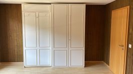 Weisser Kleiderschrank mit Gästebett