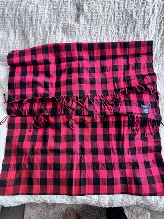 Warmer GANT Schal mit Karomuster Rot/Schwarz, neuwertig