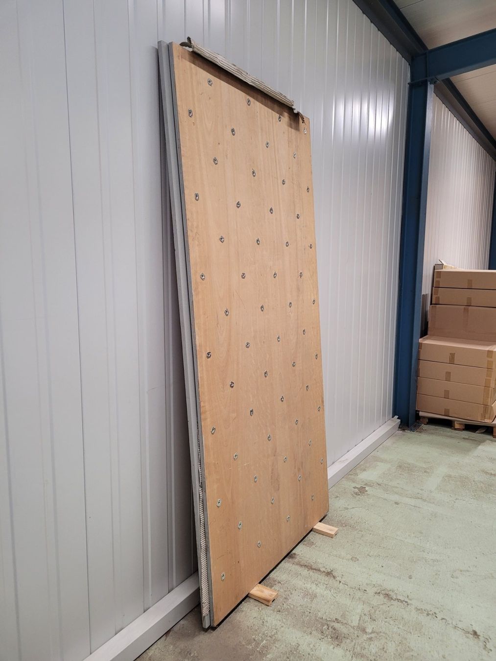 Kletterwände & Klettergriffe: Kletter- oder Boulderwand (2 Platten) mit Klettergriffen – Neu (gemäss Beschreibung) aus Frauenfeld von  1