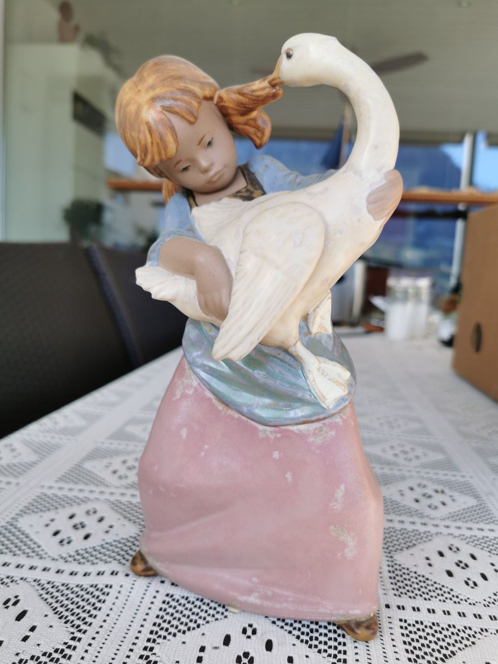 Lladro Figuren: Porzellanfigur "Duck Pulling Pigtail" von Lladro – Gebraucht aus Ennetbürgen von Habondias