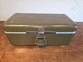 Metallbox mit Werkzeug Konvolut / CH Armee