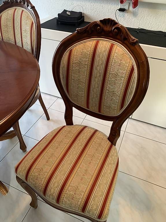 Set di tavolo e panche: À vendre table + 6 chaises – Usato da Savièse venduto da lacombe02 1