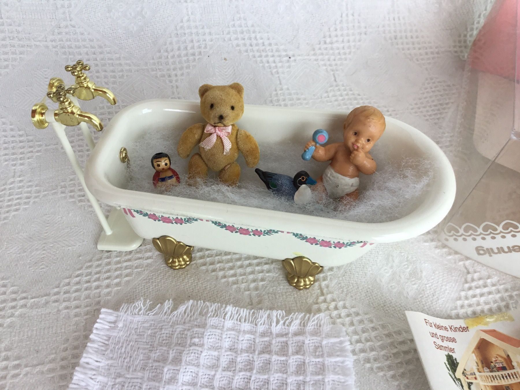 Spielzeuge: Puppenhaus Badewanne 1:12 – Neu und originalverpackt aus St. Gallen von chamilla