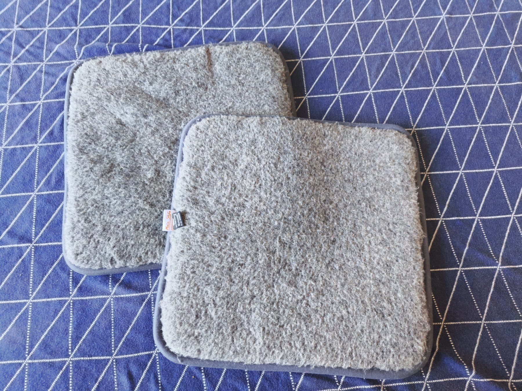 Coussins: 2 Sitzkissen Wolle grau – D'occasion à MUEHLAU par ibo_5c7d