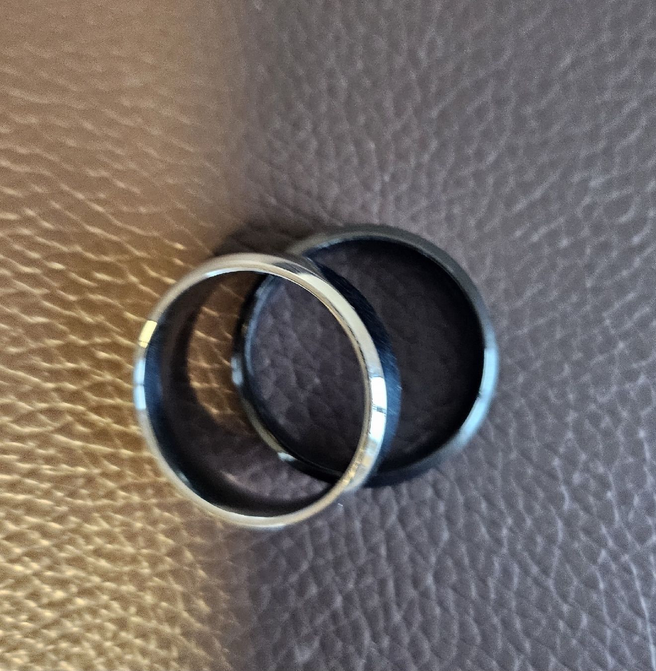 Anelli: Silberfarbener & schwarzer Ring, zeitlos, neu! – Nuovo e nell'imballaggio originale da Hunzenschwil venduto da nudget 2
