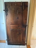 Sehr alte massive Holztüre, Wurde als Garderobe verwendet.