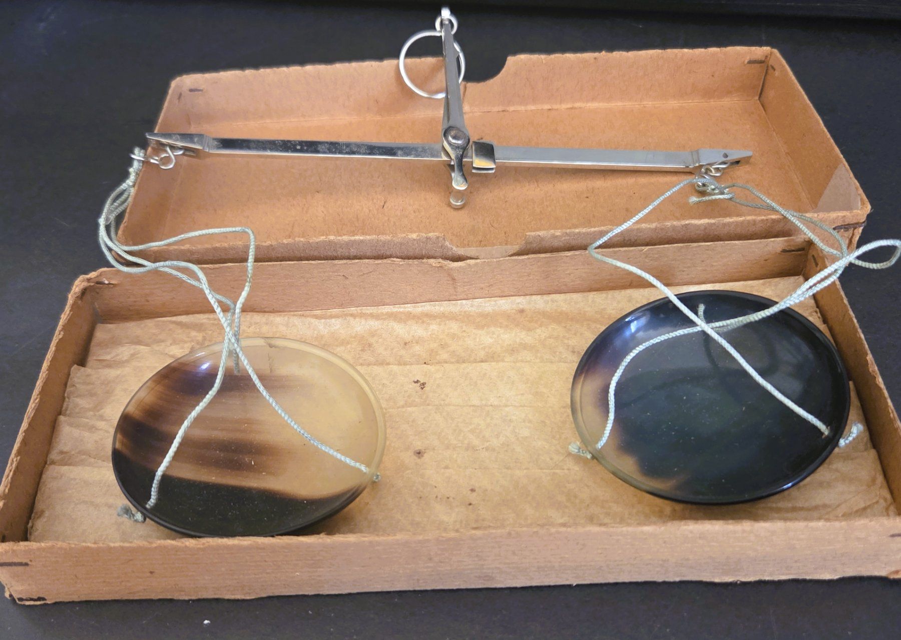 Bilance e pesi: kleine Hand-Waage antik  petite Balance ancienne – Usato da Tavannes venduto da Cire 2