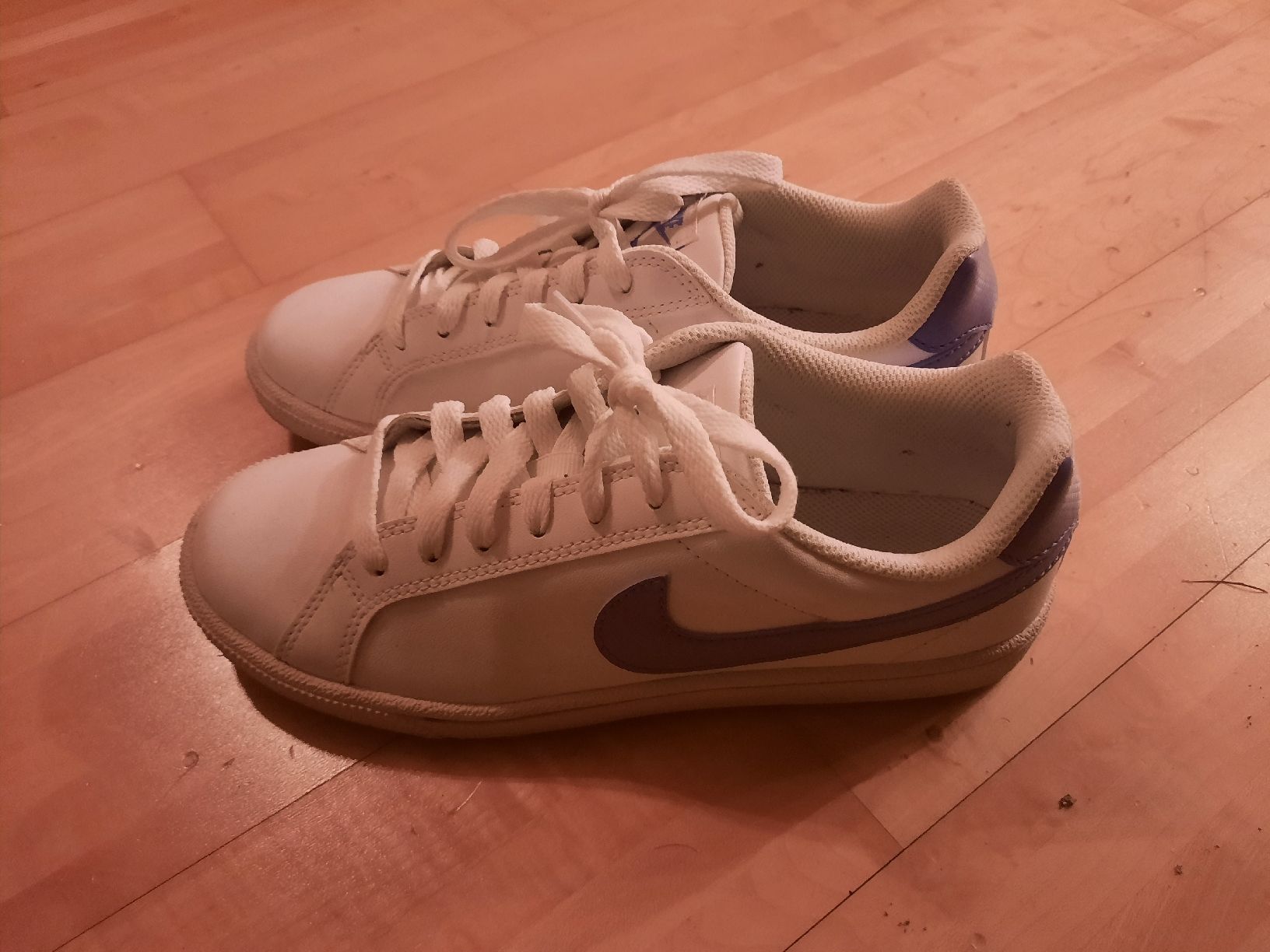 Nike Scarpe da donna: Nike Schuhe weiss 37.5 – Nuovo (secondo la descrizione) da Rüti ZH venduto da 11120