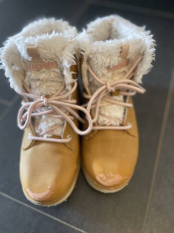 Schuhe für Mädchen: Chaussures hiver Skecher  – Gebraucht aus Neuchâtel von fer_zzc9 2