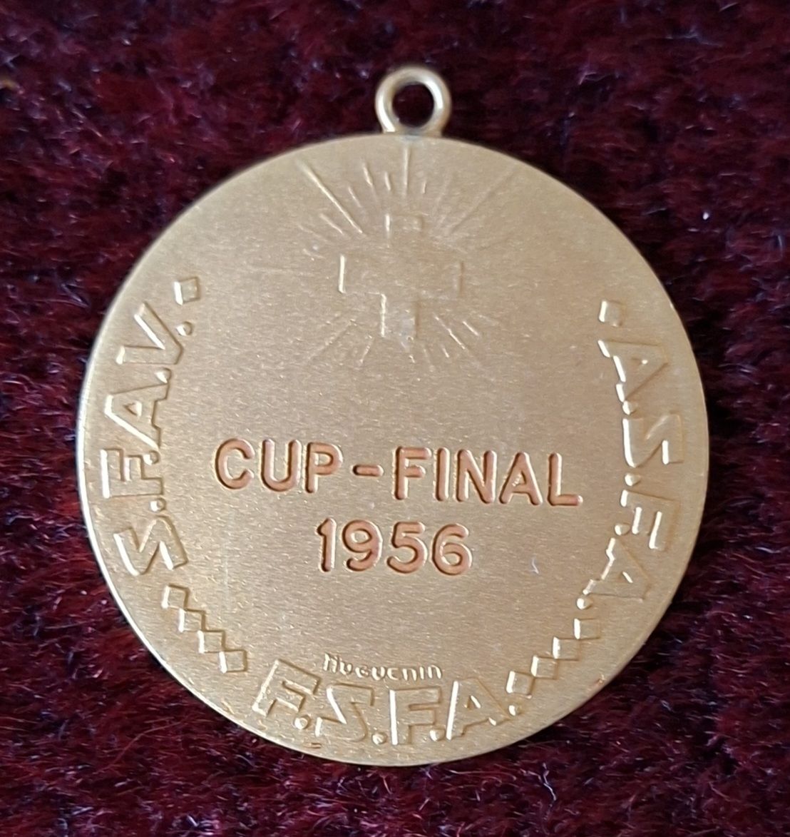 Medaillen: Fussball Goldmedaille CUP Final 1956 – Gebraucht aus Siebnen von Leissav 1