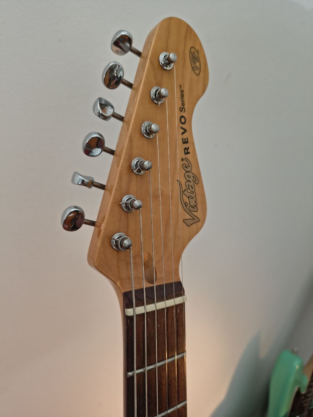 Vintage Strumenti musicali: Vintage Revo "Mustang" – Usato da Biel/Bienne venduto da Djai 2