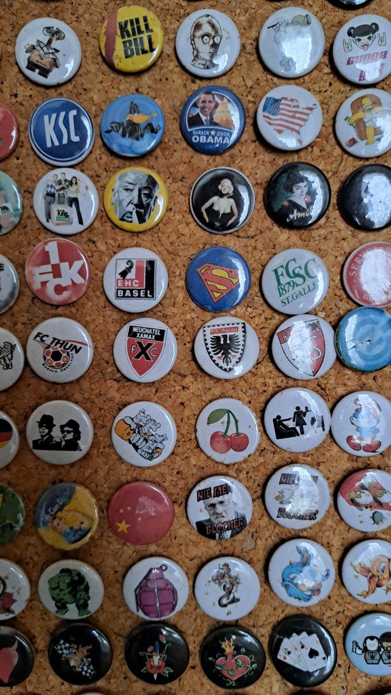 Broschen & Nadeln: Belle Collection de Badges 24mm et 37mm – Gebraucht aus Cernier von Poussetofiol 4