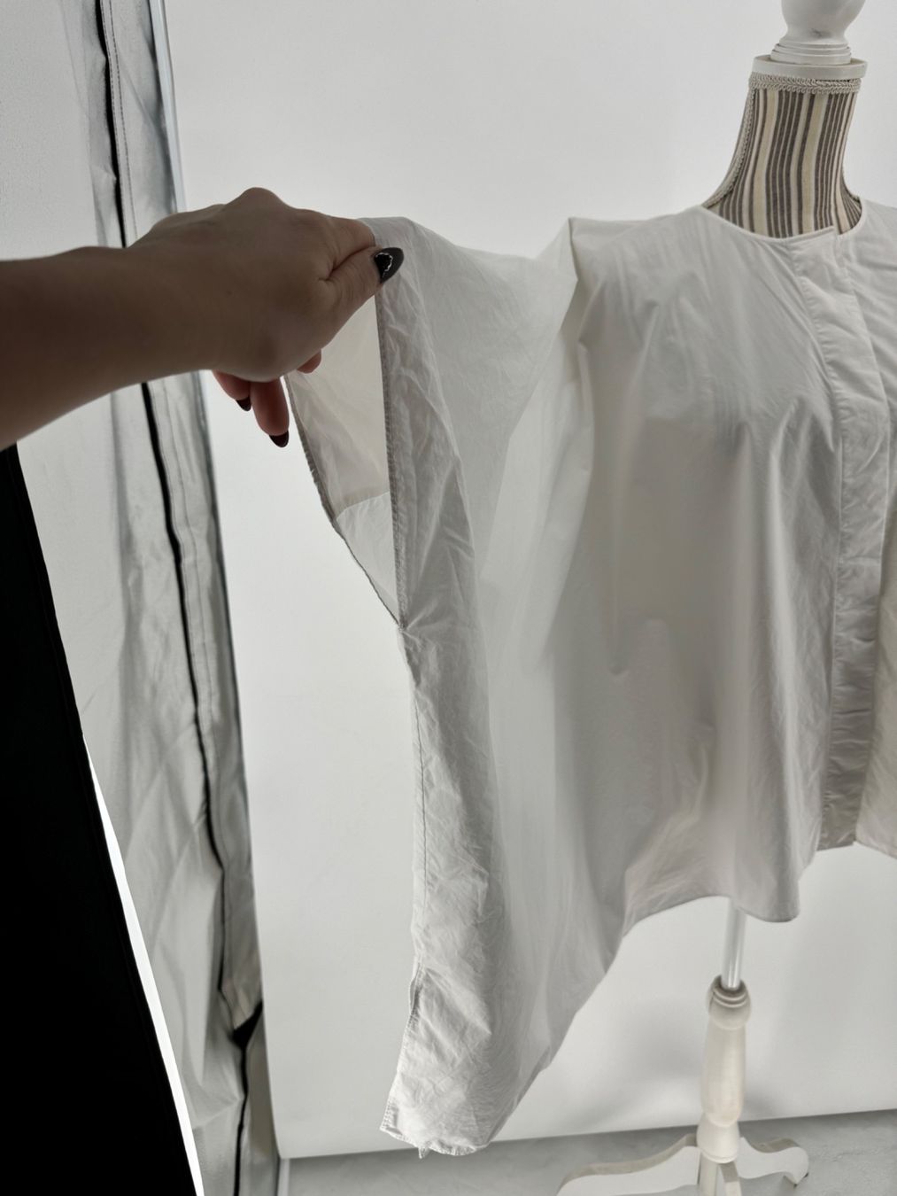 Cos Blusen: Weisse Bluse COS extravagante Ärmel, Gr. 36 – Gebraucht aus Lugano von  2