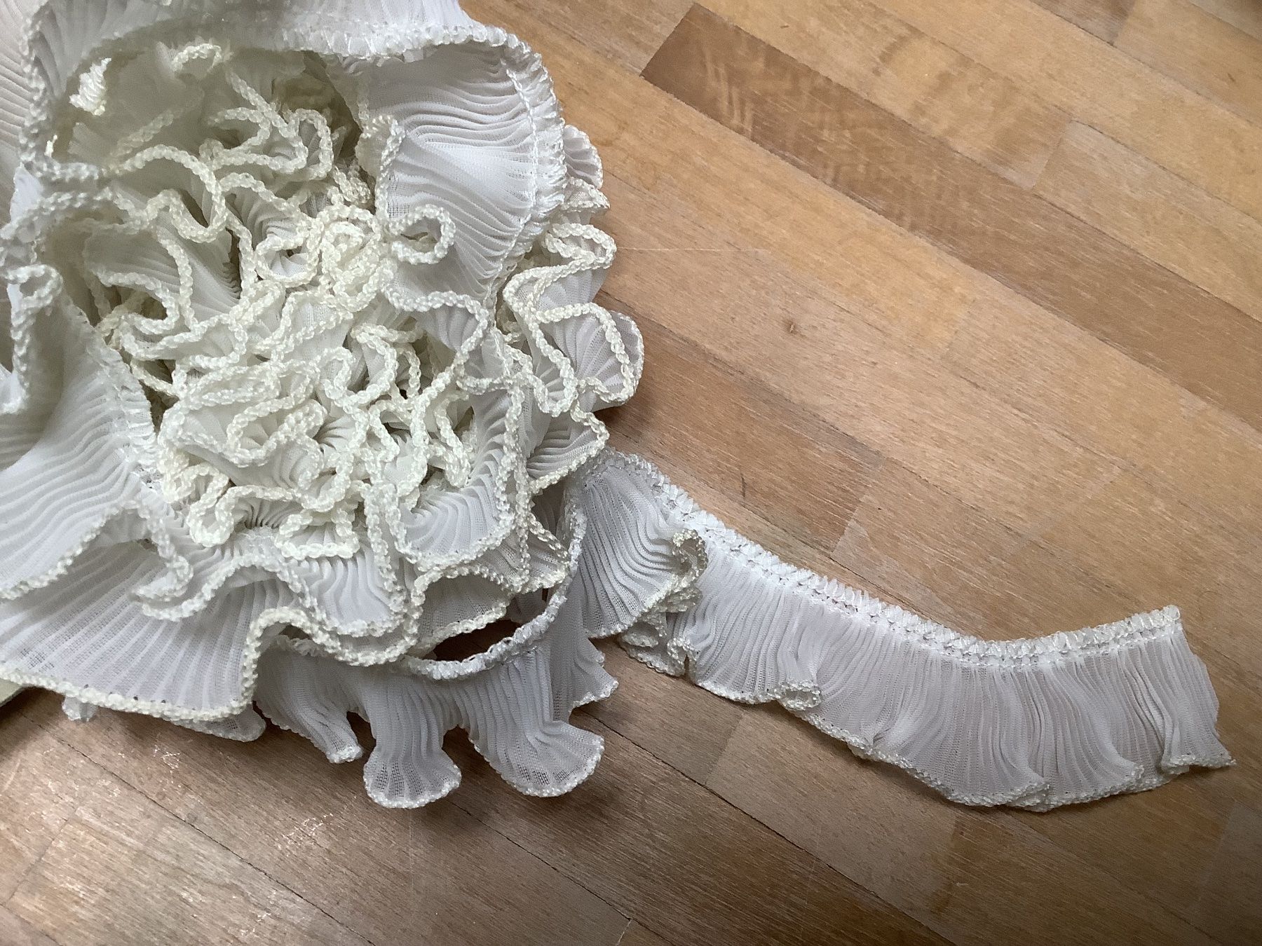 Nastri decorativi: Vintage Rüschen  gemischt – Usato da Winterthur venduto da Beat8344 1