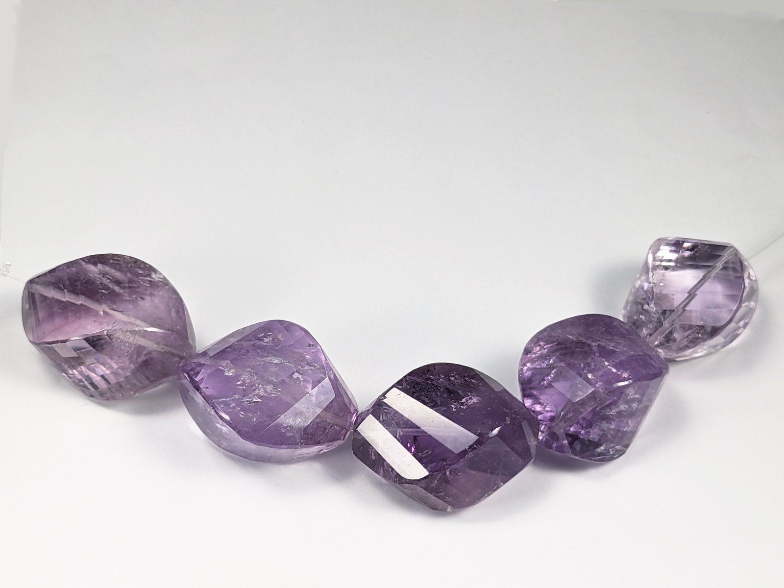 Minerali & Pietre curative: facettierte Amethyst Perlen 32 x 23mm 5Stk. – Nuovo e nell'imballaggio originale da Meilen venduto da GypsyCat