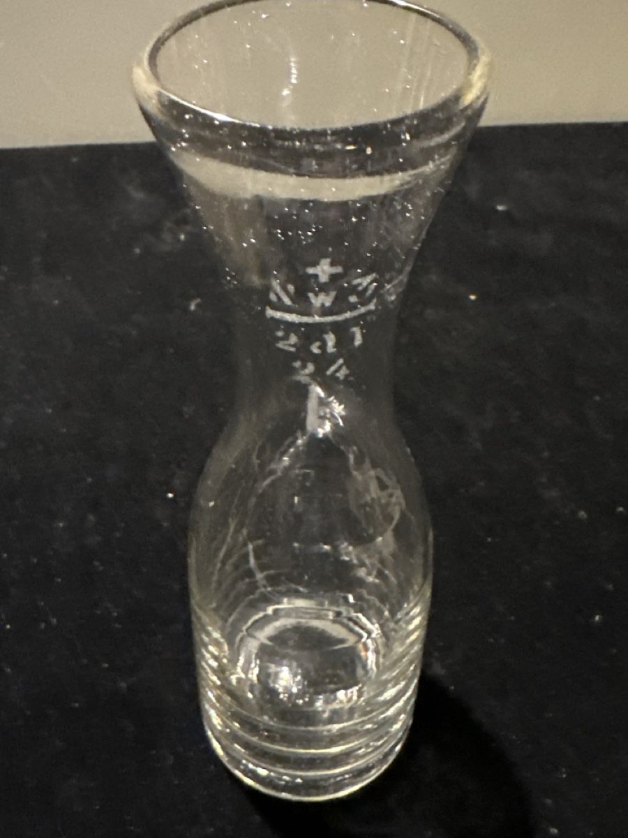 Glasi Hergiswil Carafes: Glaskaraffe 1924 mit Massskala, gereicht, Deko – D'occasion à Zürich par Chaeffeler