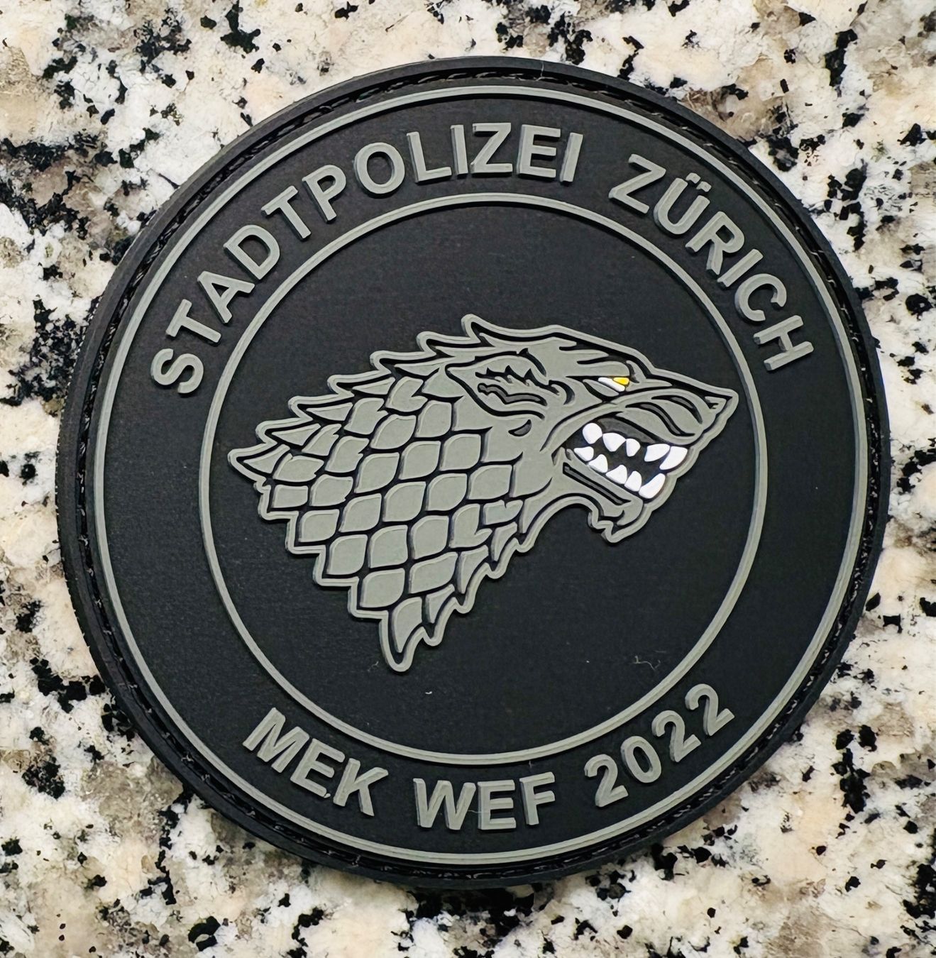 Placchette & Badge: MEK WEF 2022 Rubber – Nuovo e nell'imballaggio originale da Hinwil venduto da Tschugger