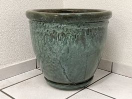 Grosser winterfester Übertopf mit Untersatz