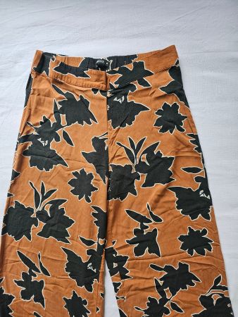 Sommerliche Stoffhose mit Blumenmuster, Gina Tricot, Gr. S