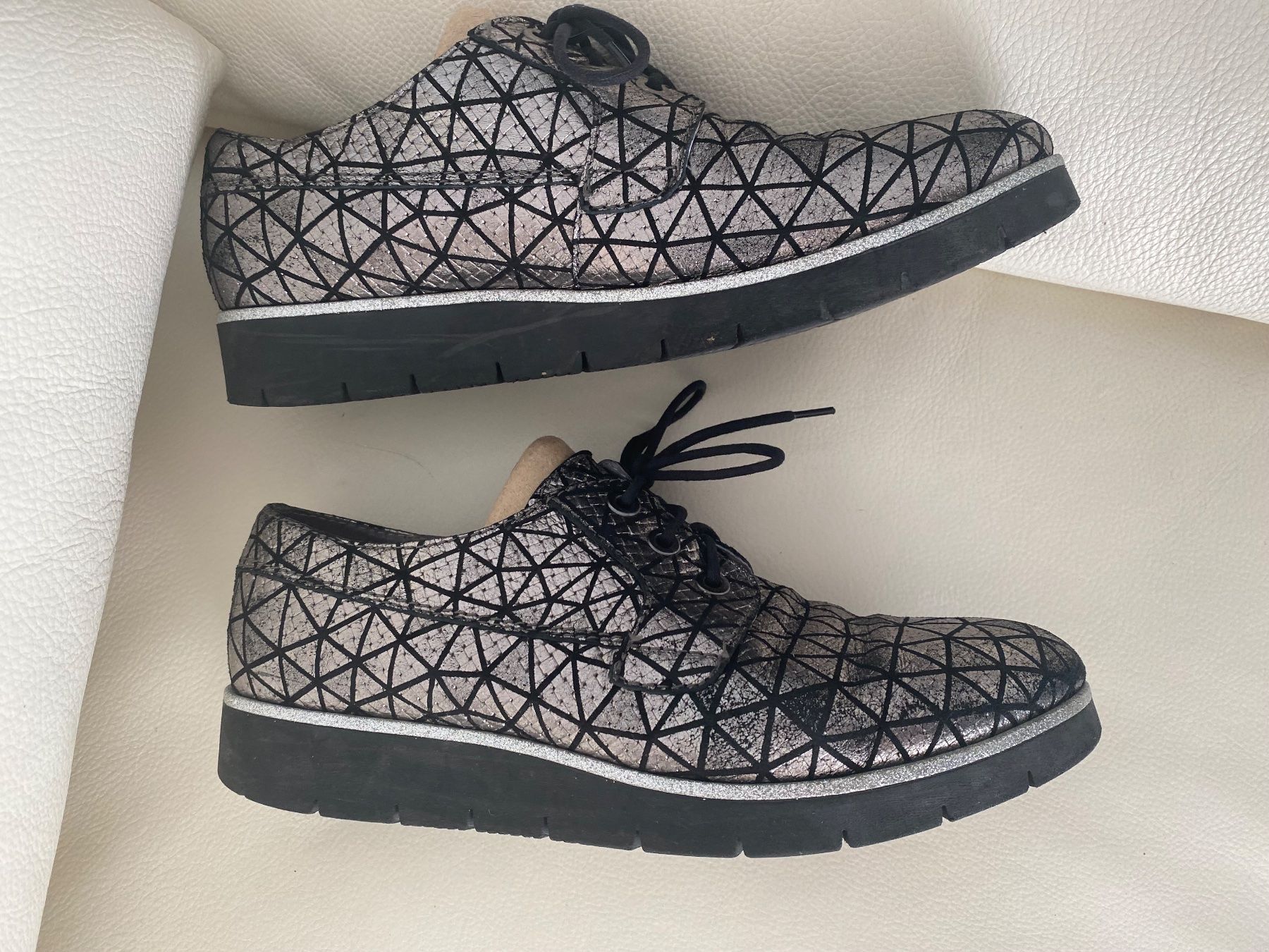 Damenschuhe: Perfekter Auftritt - einmaliger Damenschuh,schwarz/silber,39 – Gebraucht aus Winkel von ferrari2022 2
