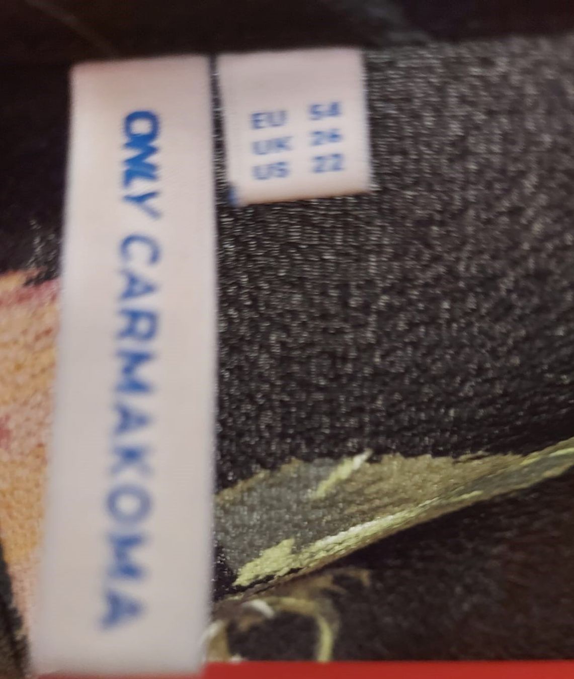 Only Camicette: Only Carmakoma Bluse mit Blumenmuster Gr 54 – Usato da Birsfelden venduto da Randy-1 2