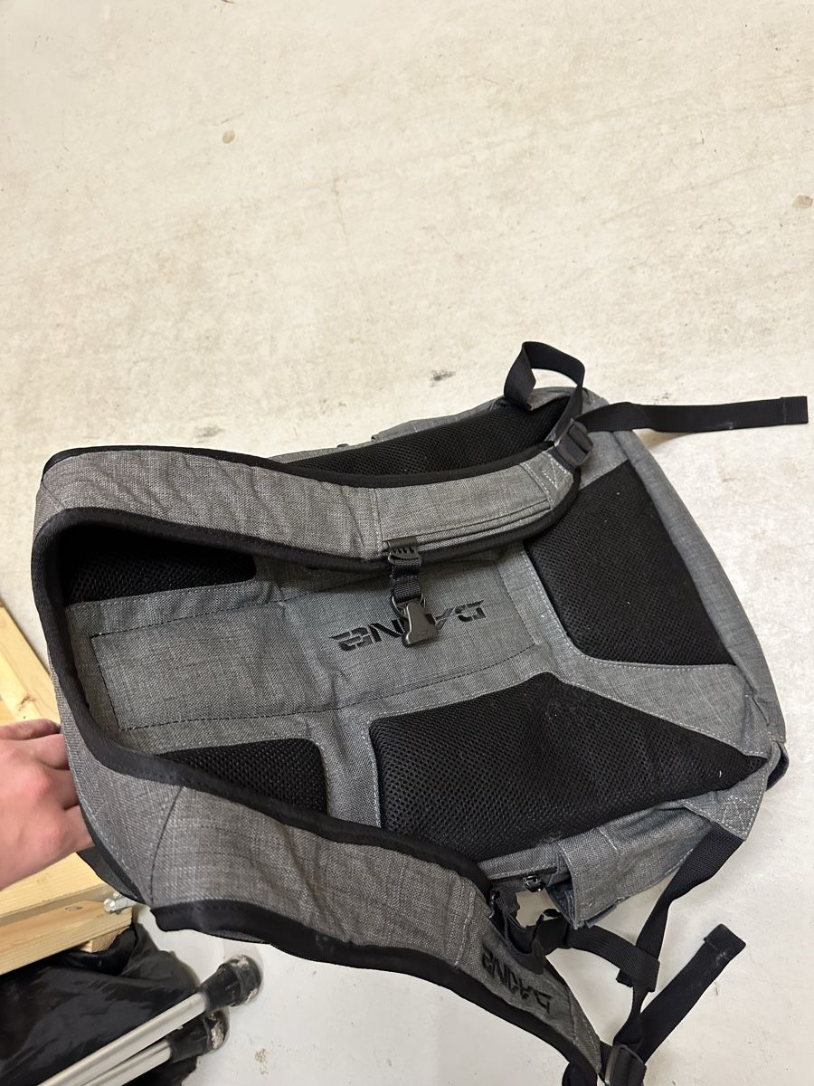 Dakine Zaini: Dakine Rucksack Grau – Usato da Bütschwil venduto da jojo99 1