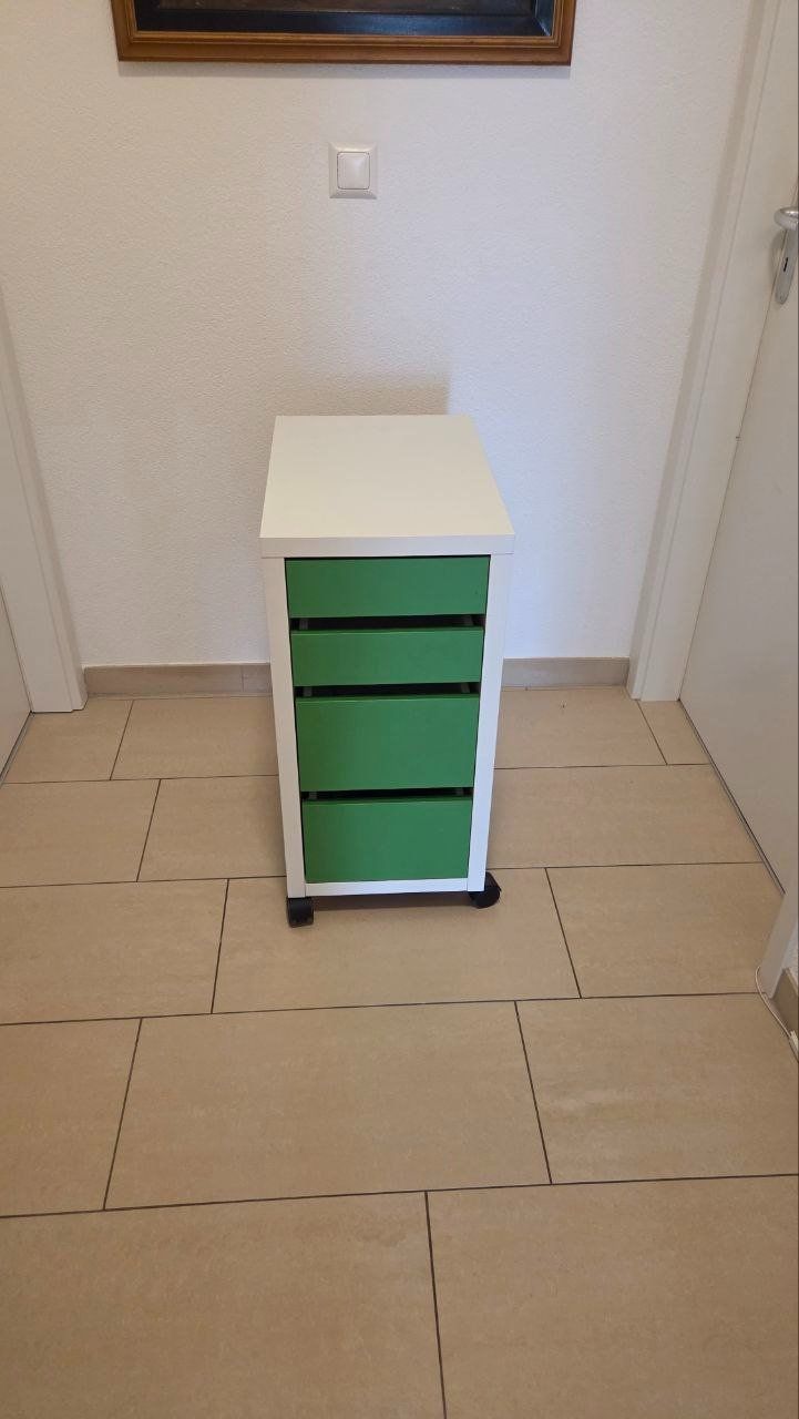 Ikea Banconi: Comodino bianco con 4 cassetti verdi su ruote – Usato da Penthalaz venduto da Painda