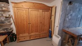 Massiver und sehr geräumiger Wohnzimmerschrank