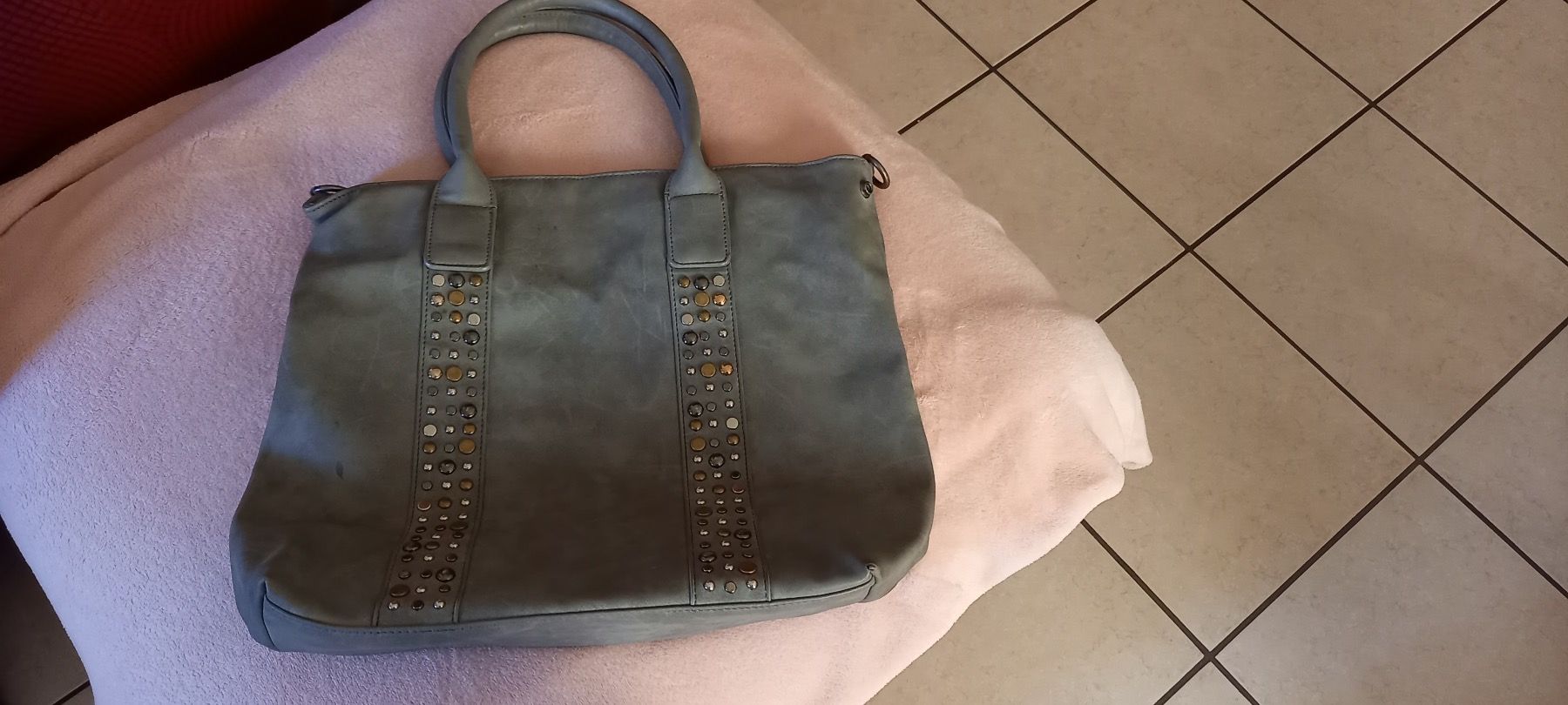 Borse da donna: Sac é main 2 anses gris avec motif clous – Usato da Yverdon-les-Bains venduto da Monique6