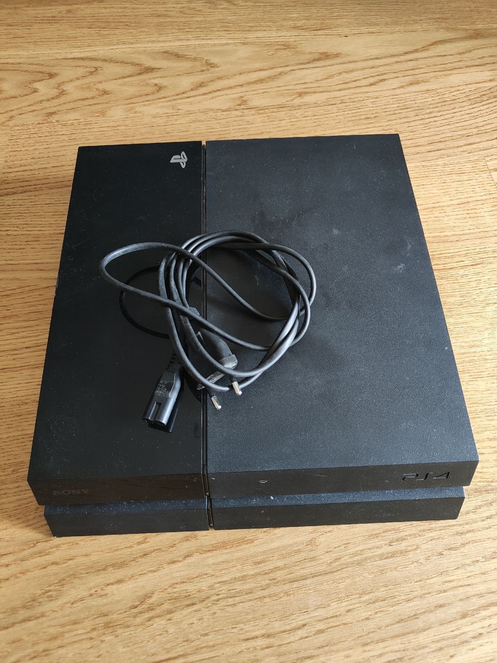 Sony Console: PS4 Konsole inkl. Kabel, gute Zustand. – Usato da Thun venduto da wol_krx6