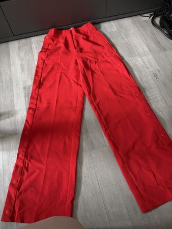 Rote Stoffhose mit Knöpfen, Grösse 38, neuwertig!